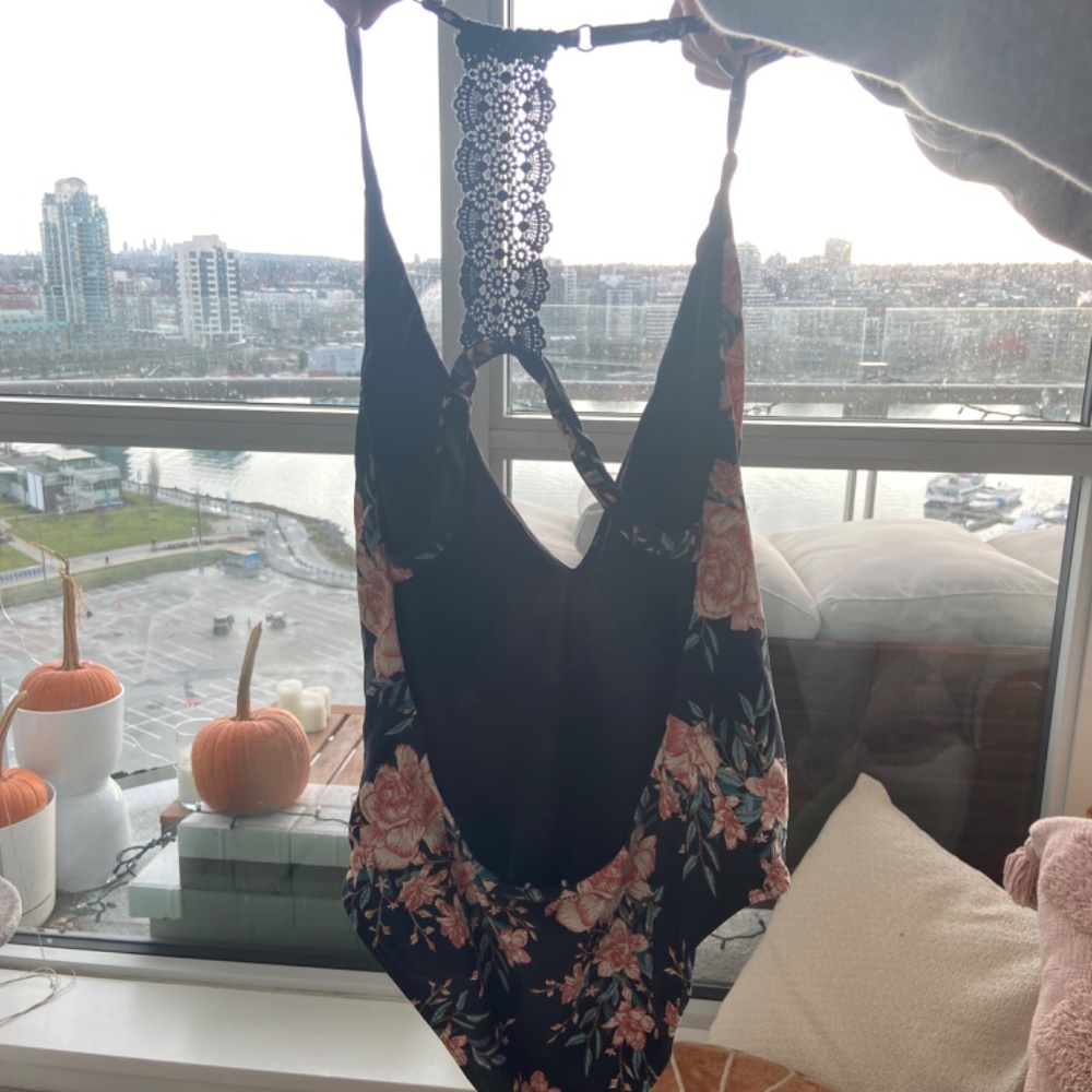 Billabong one piece - never worn! - Picture 2 of 2